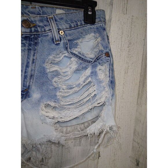 VTG Levi's 910 Shorts Women 9 Light Wash Denim MADE IN USA Destroyed Fes… - Picture 2 of 7
